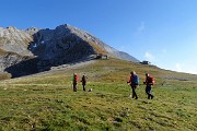 17 Sui pascoli del Piancansaccio con vista verso Capanna 2000